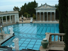 HEARST CASTLE : piscine pavée en marbre entourée de statues hors de prix ! HEARST CASTLE : piscine pavée en marbre entourée de statues hors de prix !