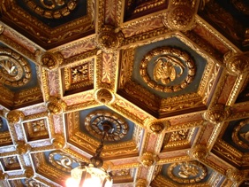 le château comprend 38 chambres avec des plafonds italiens le château comprend 38 chambres avec des plafonds italiens
