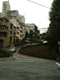 Lombard Street utilisée dans de nombreuses poursuites au cinéma et que nous avons descendu en voiture … Lombard Street utilisée dans de nombreuses poursuites au cinéma et que nous avons descendu en voiture …