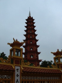 Tour en briques symbolisant les &eacute;tapes de la vie de Bouddha