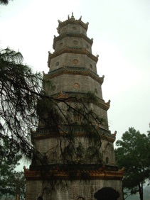 Escale &agrave; la Pagode de la Dame C&eacute;leste construite avec les briques d'un temple Cham