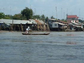 fa&ccedil;on tr&egrave;s curieuse d'utiliser les rames longues des sampans