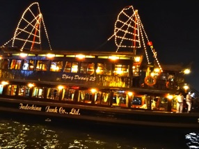 c'est parti pour un d&icirc;ner promenade en bateau sur la rivi&egrave;re &hellip;.
