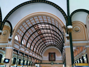 l'int&eacute;rieur avec sa vaste verri&egrave;re construite par Gustave Eiffel