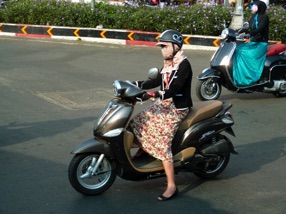 les femmes qui circulent en scooter portent une sorte de tablier pour se prot&eacute;ger &hellip;