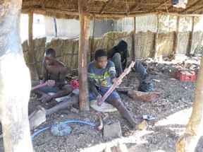 les homes travaillent le bois