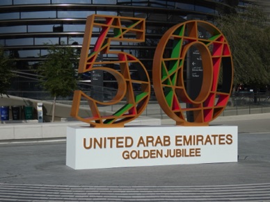 à l'entrée de l'Expo Universelle