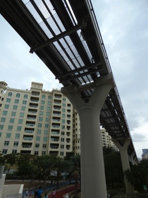 Nous voilà sur la Palme sous le monorail qui conduit à l'hôtel Atlantis