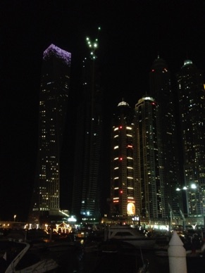 et maintenant un petit tour dans Dubaï Marina by night