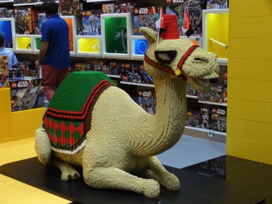 un chameau fabriqué en Lego aux couleurs des Emirats est exposé