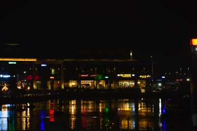 c'est parti pour un dîner sur un bateau en promenade sur le Canal