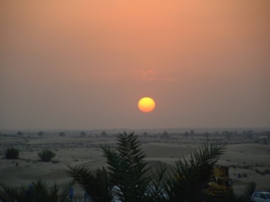 beau coucher de soleil sur le sable ...