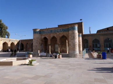 au centre de la cour intérieure, la Maison des Corans