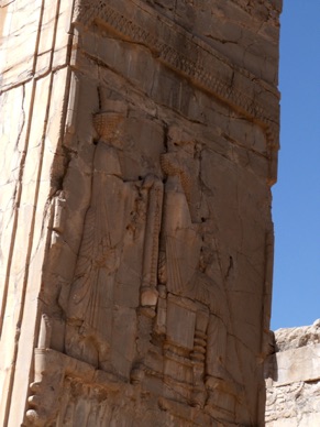 détail d'un relief du roi sur son trône