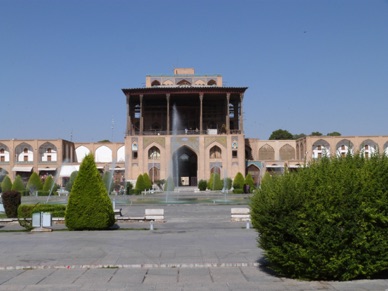 Palais Ali Qapu dont le toit de la terrasse est soutenu par 18 fines colonnes