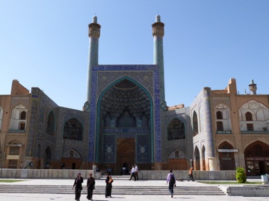 le portique d'entrée de 27m de haut est encadré de deux minarets de 42m de haut