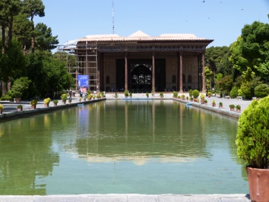 Palais Chehel Sotoun ou Palais aux 40 colonnes (en fait 20 seulement mais le reflet dans l'eau !!)