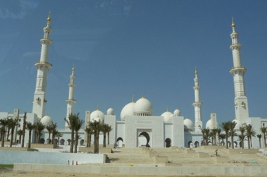quatre minarets d'une hauteur de 107 mètres