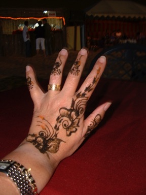 joli dessin au henn&eacute; sur ma main !