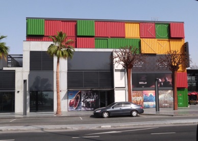 Box Duba&iuml; : des containers ont &eacute;t&eacute; transform&eacute;s en commerces