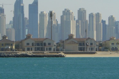 avec les immeubles en arri&egrave;re plan