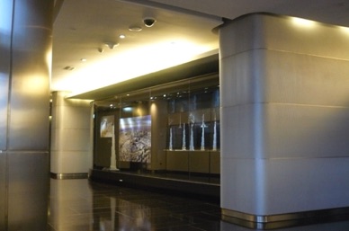 Hall sur les murs duquel une r&eacute;trospective des travaux est pr&eacute;sent&eacute;e