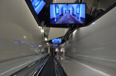 pour regagner le hall