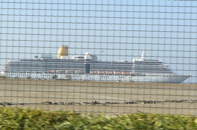 de nombreux bateaux de croisi&egrave;re sont &agrave; quai mais inapprochables