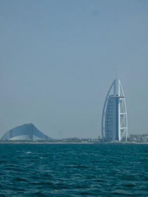 passage devant les diff&eacute;rents h&ocirc;tels