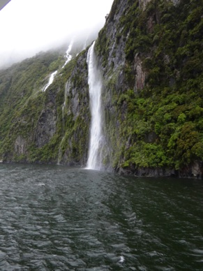 de nombreuses cascades le long du fjord ...