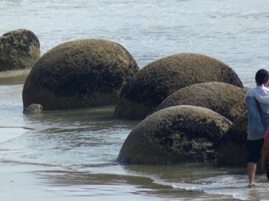 dont les rochers sphériques éparpillés sur la plage sont l'attraction
