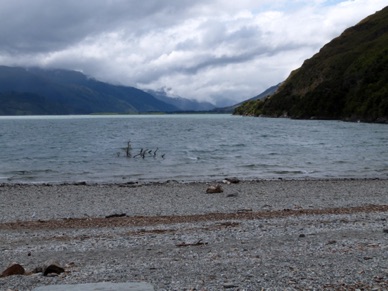 la route passe entre deux lacs : celui de Wanaka de 192 km2