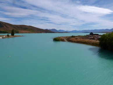 le lac TEKAPO (87 km2) qui a l'air le plus pur et le plus clair de tout l'hémisphère sud