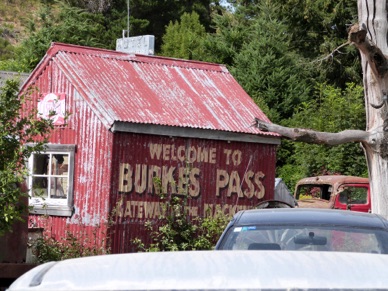 Arrêt à BURKES PASS pour regarder cette expo plutôt étonnante