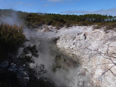 Te rua Whaitiri, cratère qui s'est formé en 1968