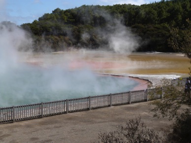 Champagne Pool : 65 m de diamètre et  2 m de profondeur. La température à la surface est de 74° .....