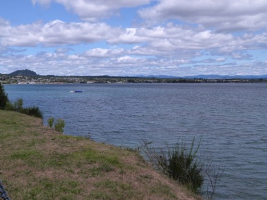 avec ses 606 kms2 de superficie c'est le plus grand lac d'eau douce d'Australasie